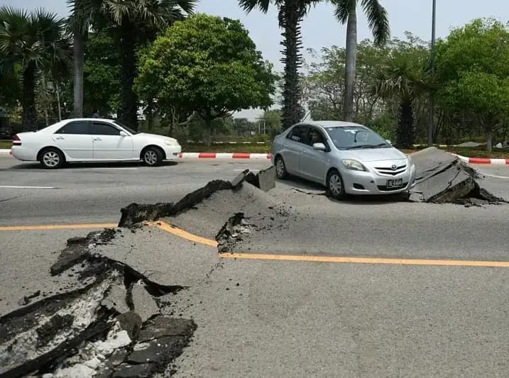 Jalan di Kota Naypyidaw, Myanmar, mengalami kerusakan (Foto: AFP)