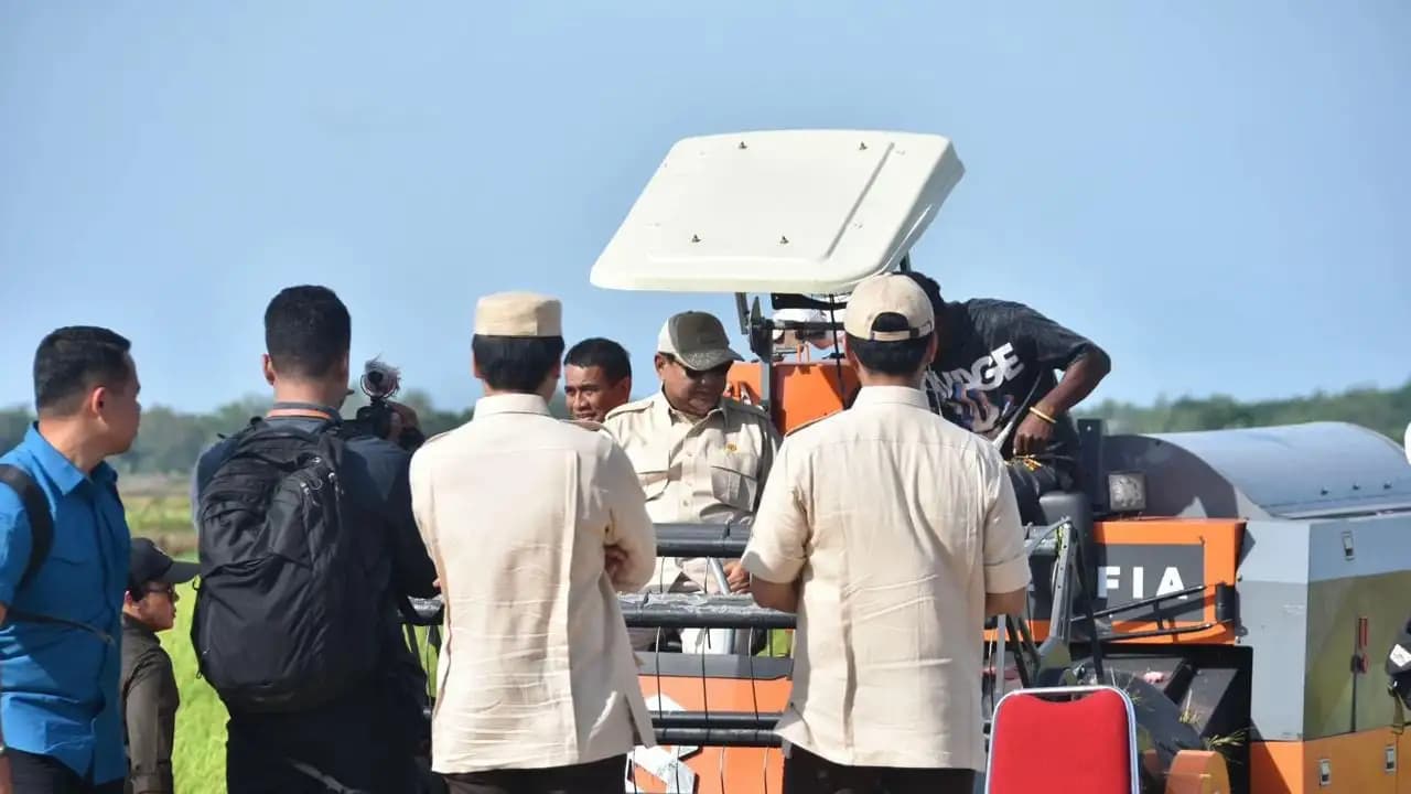 Prabowo menyapa dan berbincang dengan para petani yang sedang melakukan proses tanam padi.
