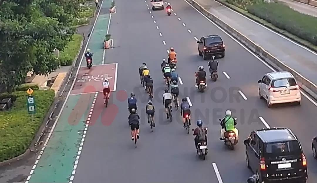 Membahayakan! Pesepeda di Jalan Jenderal Sudirman Tak Gunakan Jalur Khusus