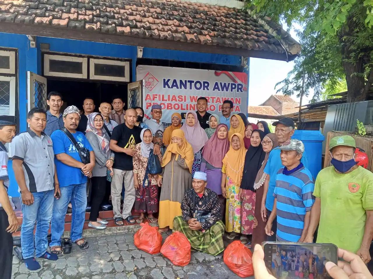 Afiliasi Wartawan Probolinggo Raya Membagikan Bansos
