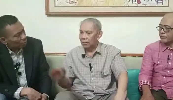 Ahli Digital Forensik Rismon Sianipar (Kiri) dan Mantan Rektor Universitas Gadjah Mada (UGM), Prof. Sofian Effendi (Tengah)