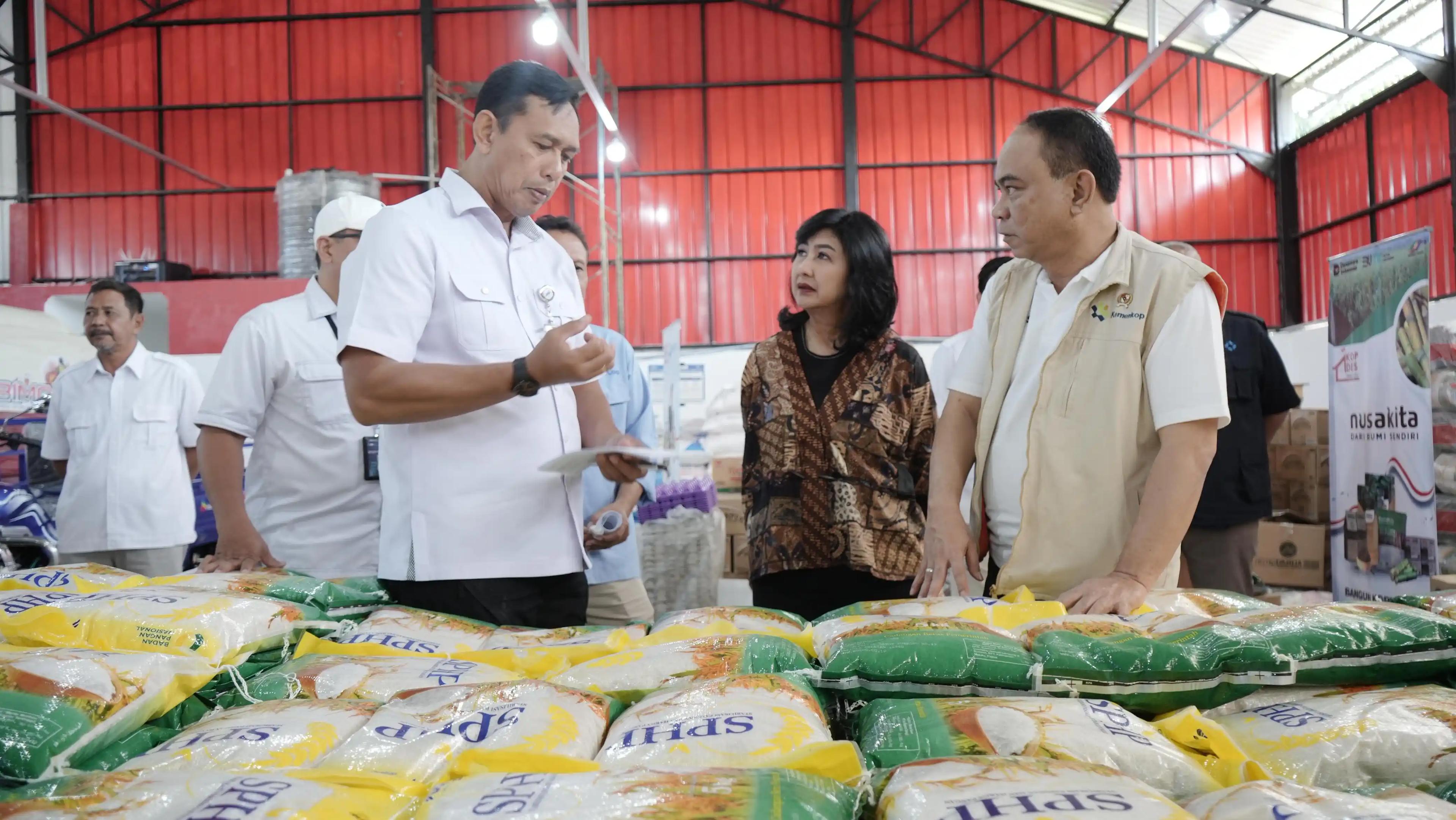 Ahmad Rizal Ramdhani saat memberkan beras  SPHS kepada Menteri Koperasi Indonesia Budi Arie Setiadi. (Dok. MI)
