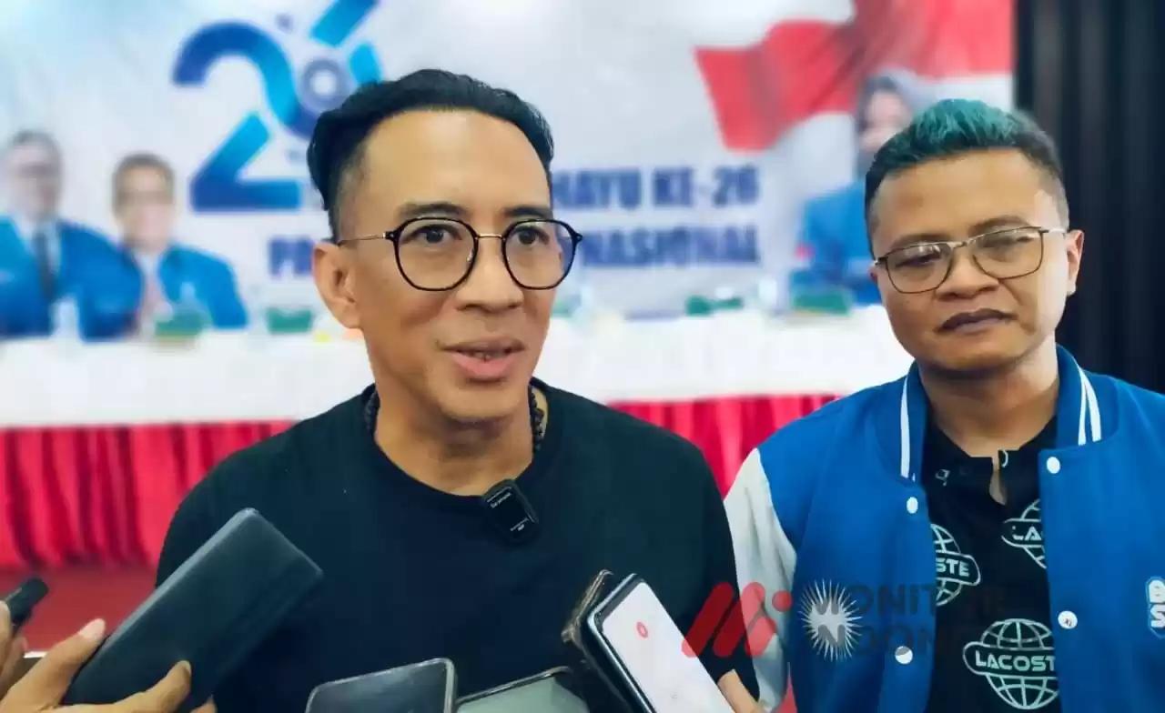 Ahmad Rizki Sadig bersama Kaji Beky, menyampaikan keterangan pers