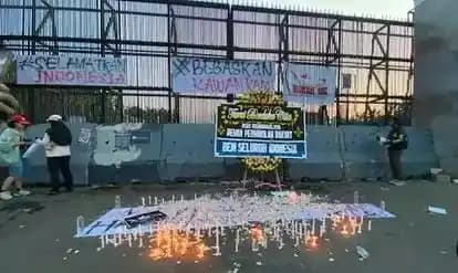 Aksi Damai BEM SI di Depan Gedung DPR/MPR
