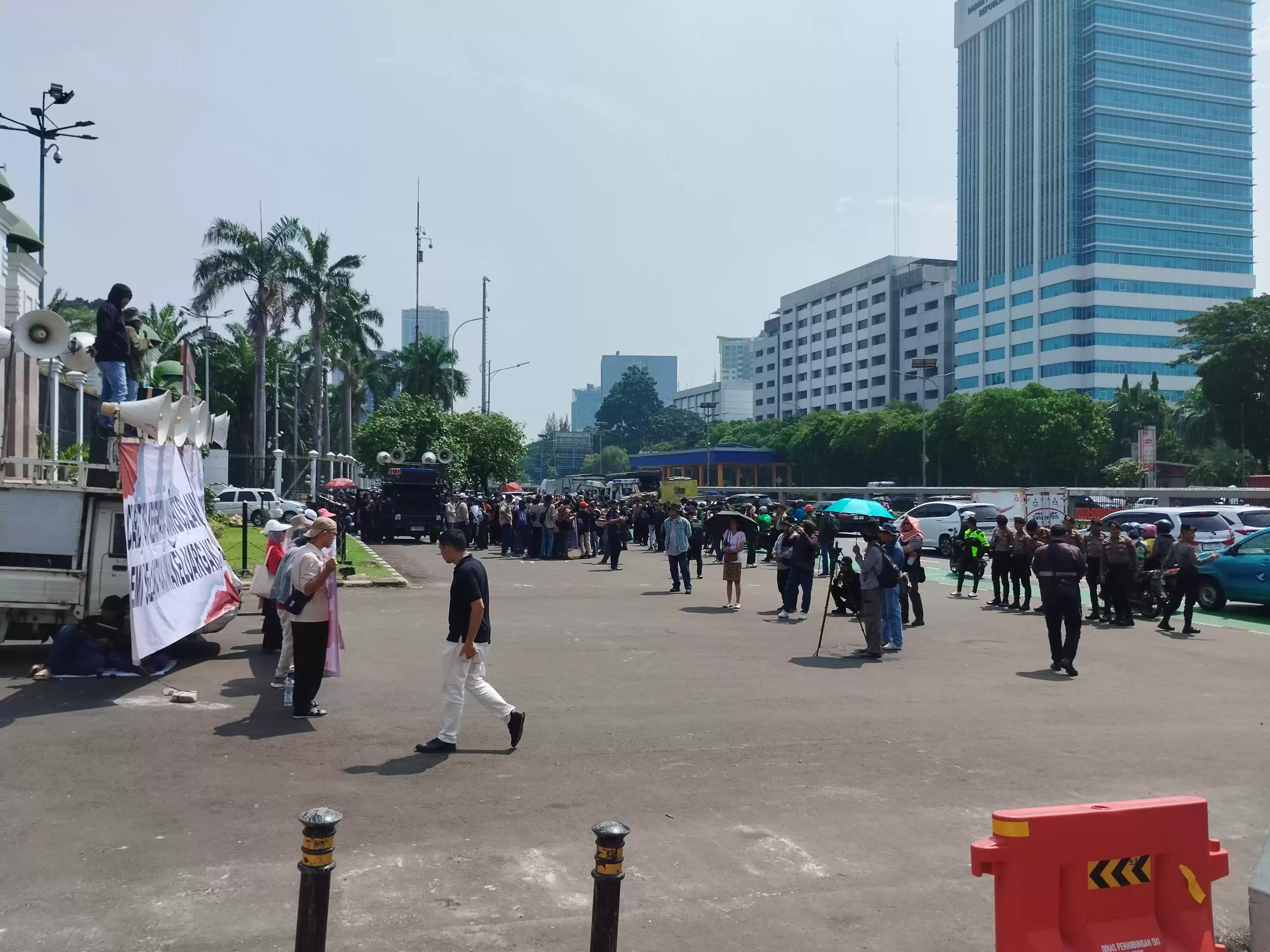 Aksi demo hari ini di gedung DPR