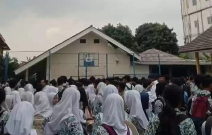 Aksi Demo Siswa/Siswi SMA Negeri 13 Bekasi Kota Menolak Prilaku Bejat Kepseknya