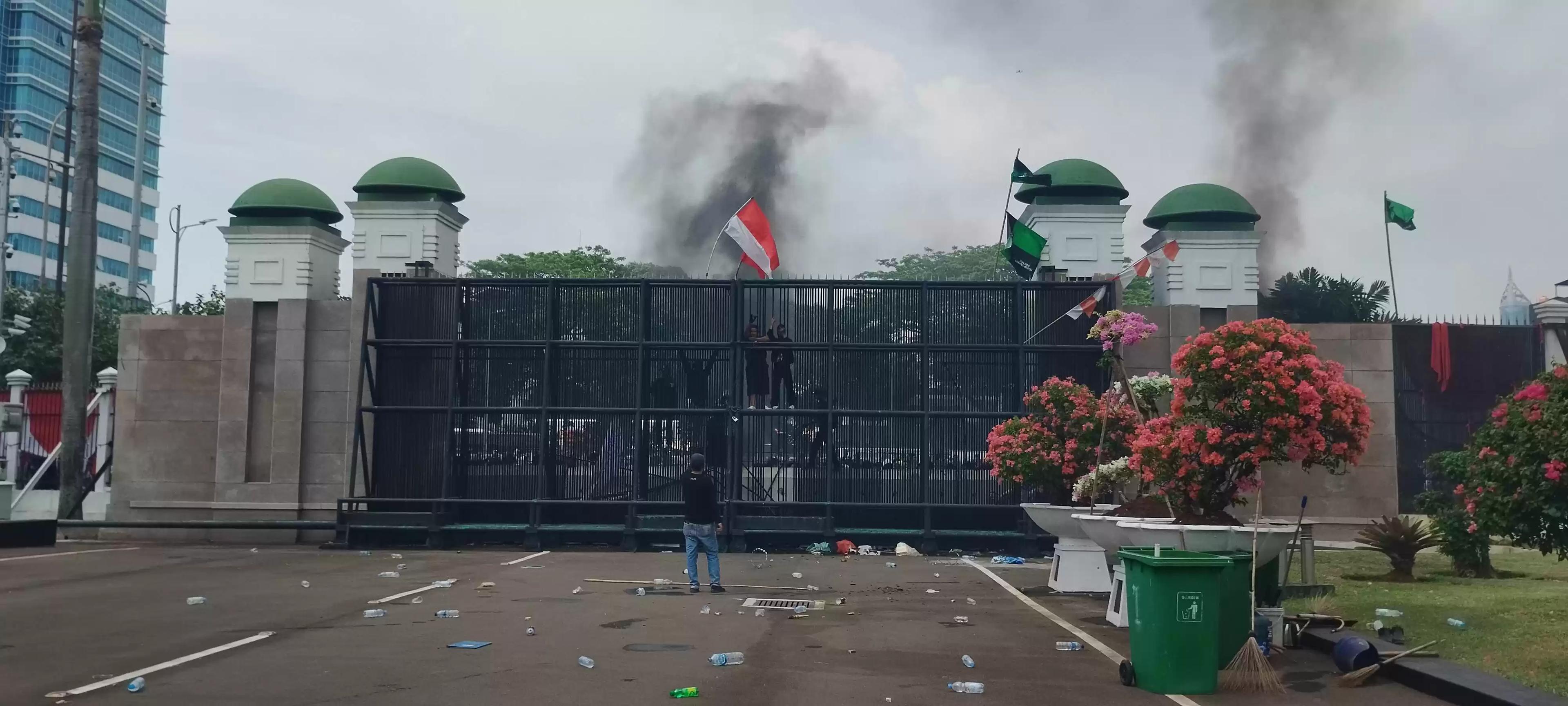 Aksi Demonstrasi di depan Gedung DPR RI