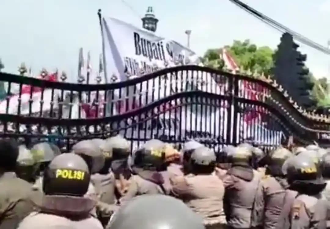 Aksi Demonstrasi di depan Kantor Bupati Pati