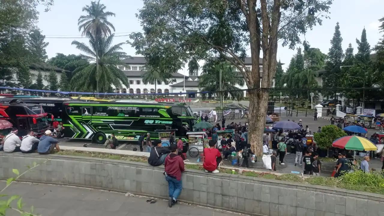 aksi di depan Gedung Sate