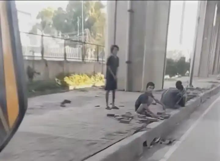 Aksi Pencurian kabel Penerangan Jalan Umum (PJU) di Jakarta Utara terekam kamera pengguna jalan