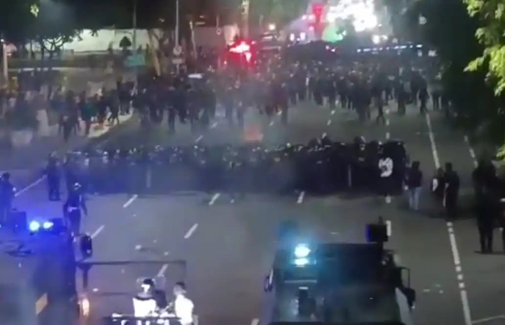 Aksi Tolak UU TNI di Surabaya Ricuh