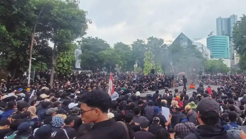 Aksi Tolak UU TNI di Surabaya