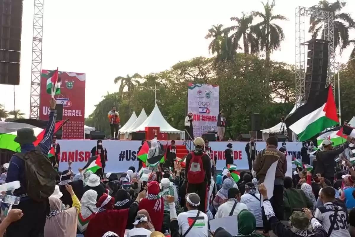 aksi unjuk rasa dari Aliansi Rakyat Indonesia Bela Palestina di Kawasan Patung Kuda, Monas Gambir Jakarta Pusat