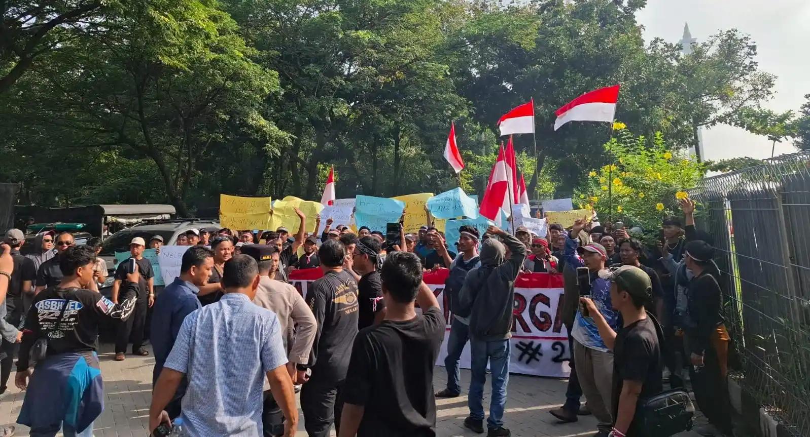 Aktivis Nelayan Lebak Banten berunjuk rasa menuntut kenaikan harga Benih Bening Lobster (BBL)