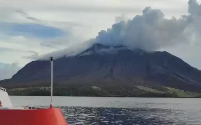 Aktivitas Gujung Ruang kembali mengeluarkan abu vulkanik, di Sitaro. (Foto Antara)