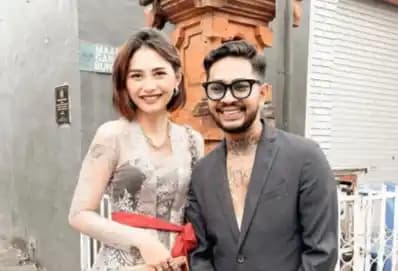 Aktris Onadio Leonardo bersama istrinya