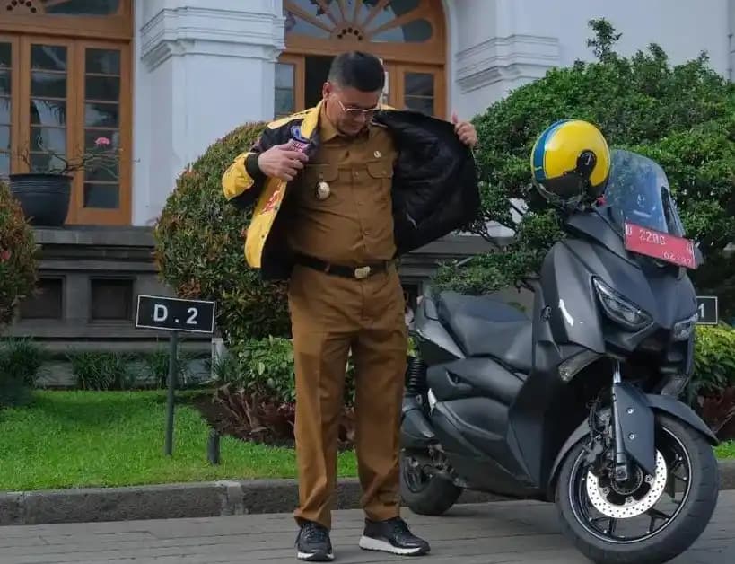 Alasan Wagub Jabar Pakai Motor Saat Ngantor