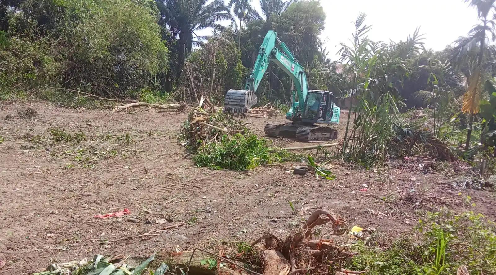 Alat berat jenis ekskavator terlihat tengah beroperasi membuka lahan di tengah permukiman warga Kelurahan Aur Kenali, Kota Jambi