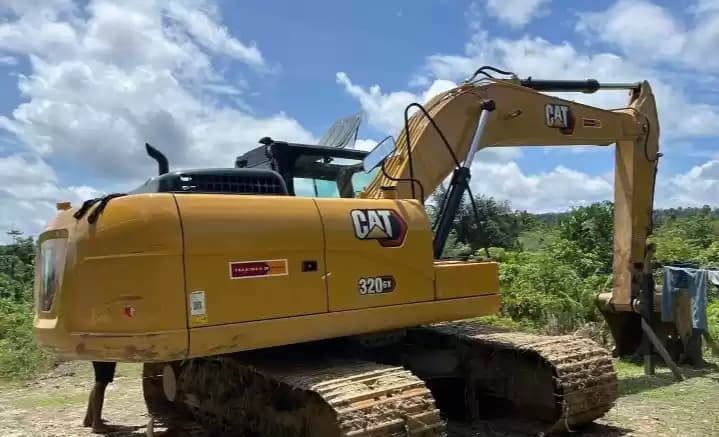 Alat berat jenis excavator