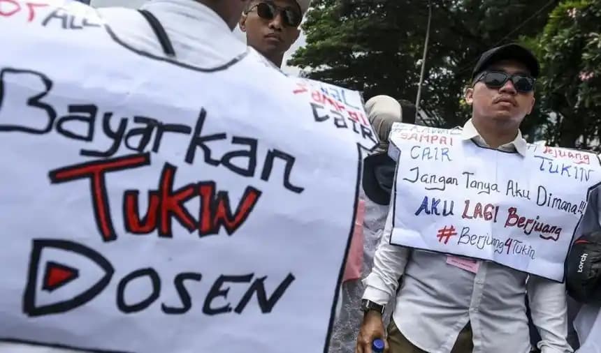 Aliansi Dosen ASN Menggelar Aksi di Kawasan Patung Kuda Jakarta, Senin (3/2/2025)
