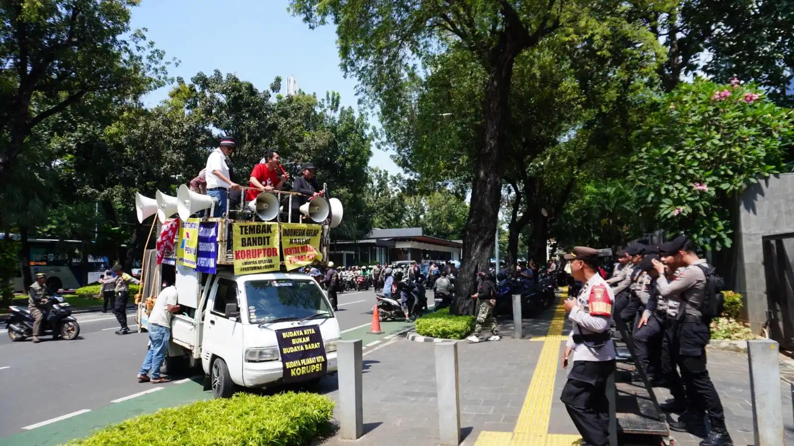 Aliansi Rakyat Menggugat didepan Kejagung