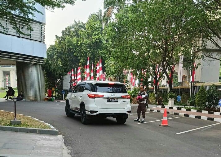 Istimewa!!! Tersangka Korupsi Ini Naik Fortuner Saat Diantar ke Rutan Kejagung