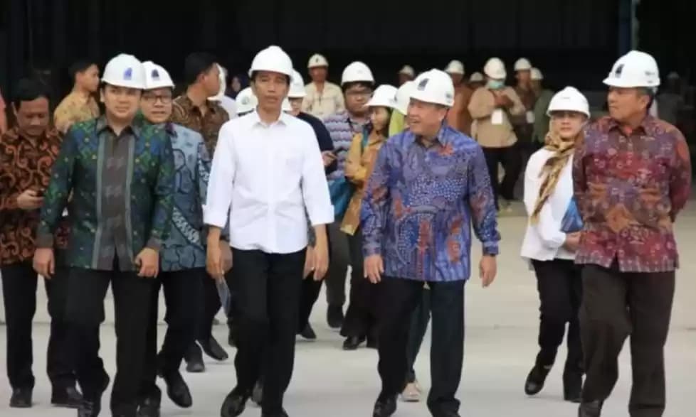 Amir Gunawan berbaju batik biru