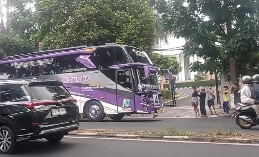Anak-anak saat sedang menunggu bus telolet