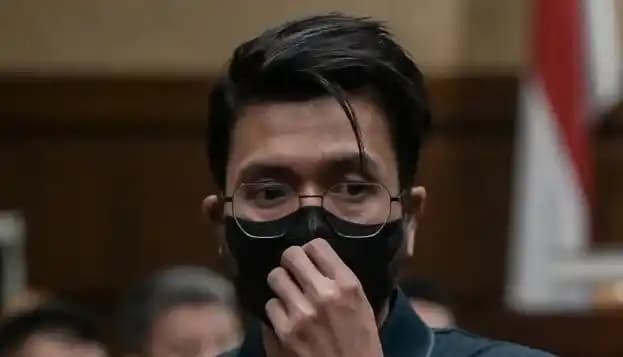 Anak dari terdakwa Zarof Ricar, Ronny Bara Pratama