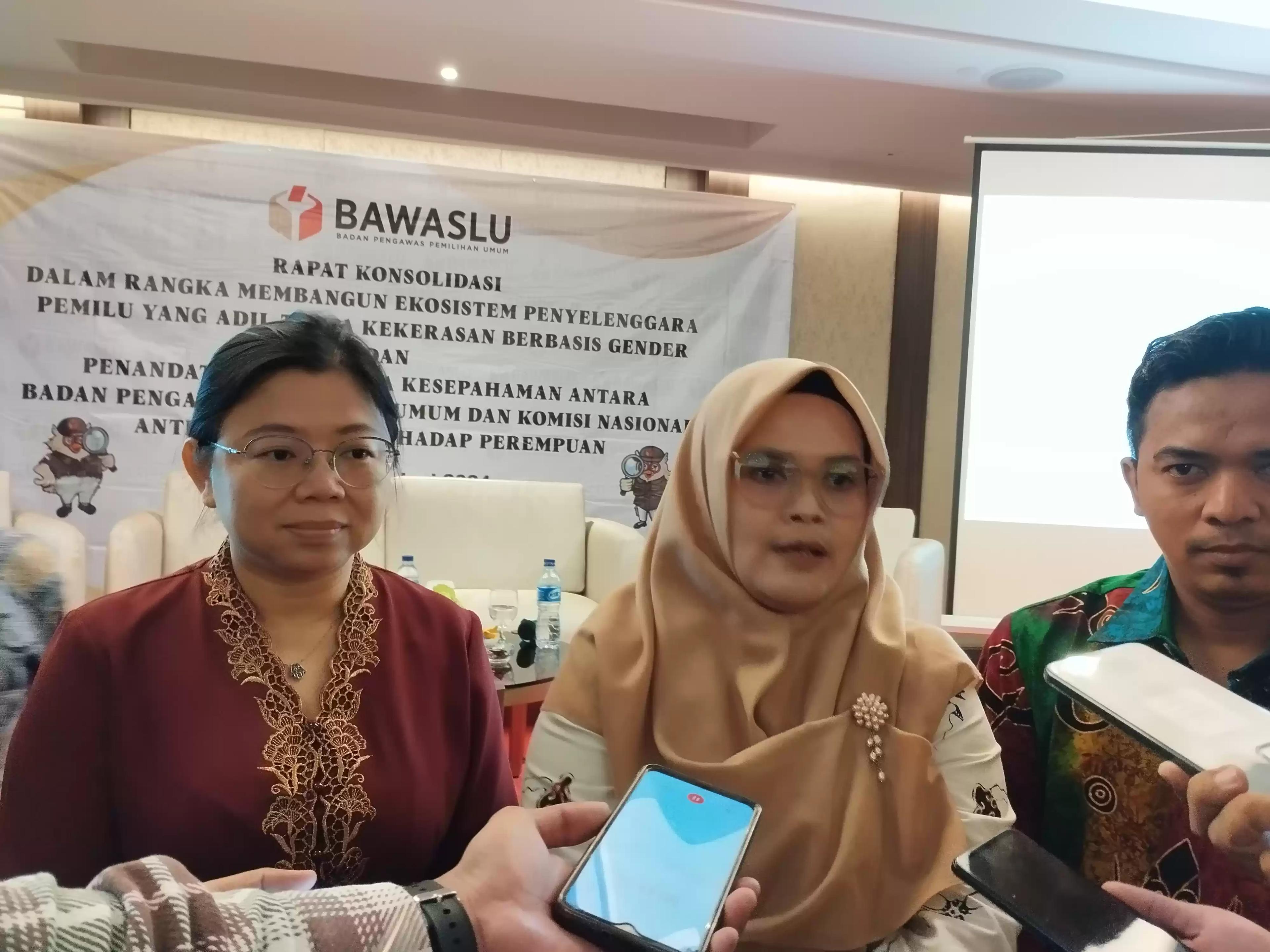 Anggota Bawaslu RI Lolly Suhenty (kanan) dan Ketua Komnas Perempuan Andy Yentriyani (kiri).