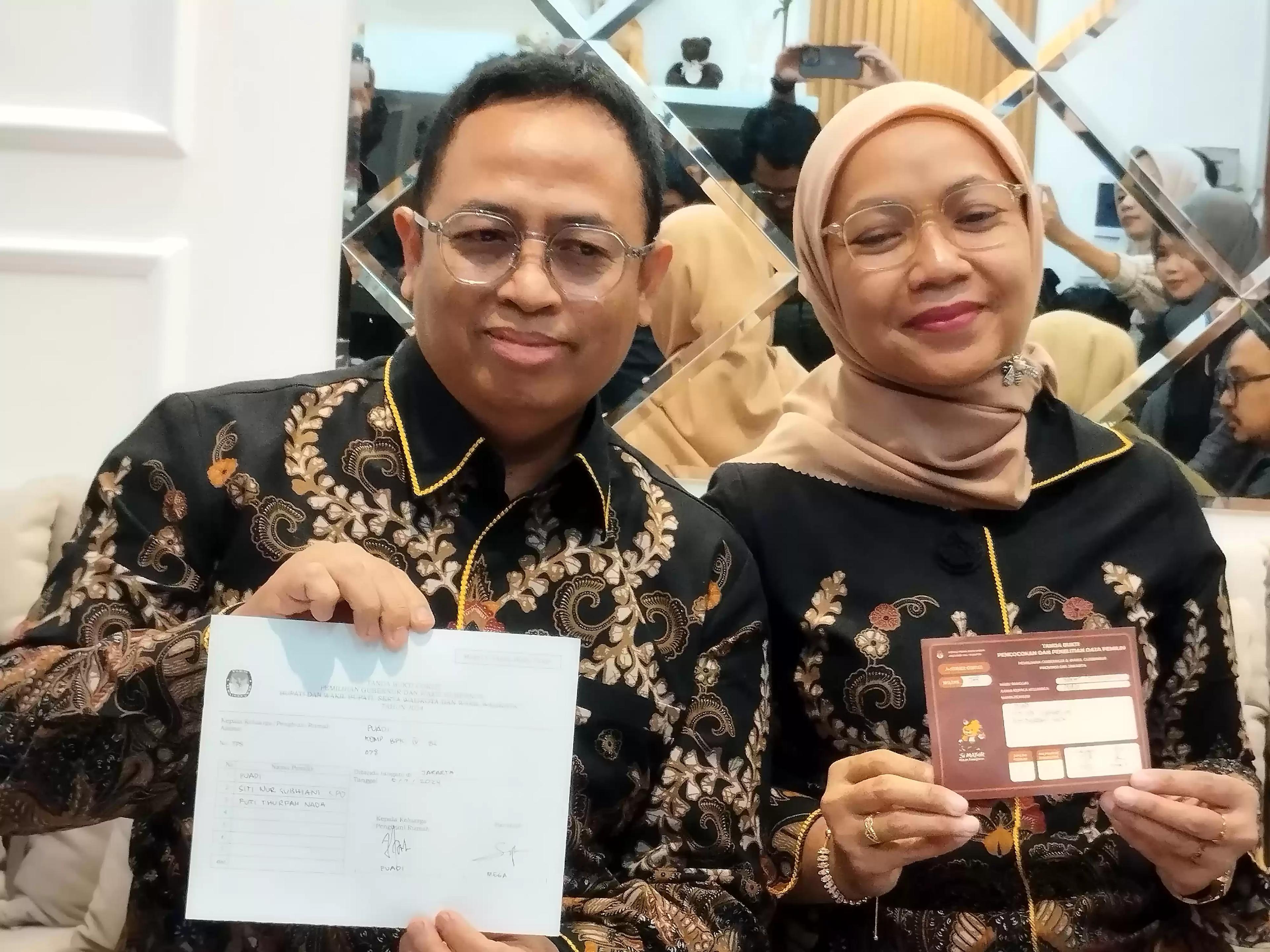 Anggota Bawaslu RI, Puadi bersama Istri saat kediamannya di coklit (Foto: MI/Dhanis)