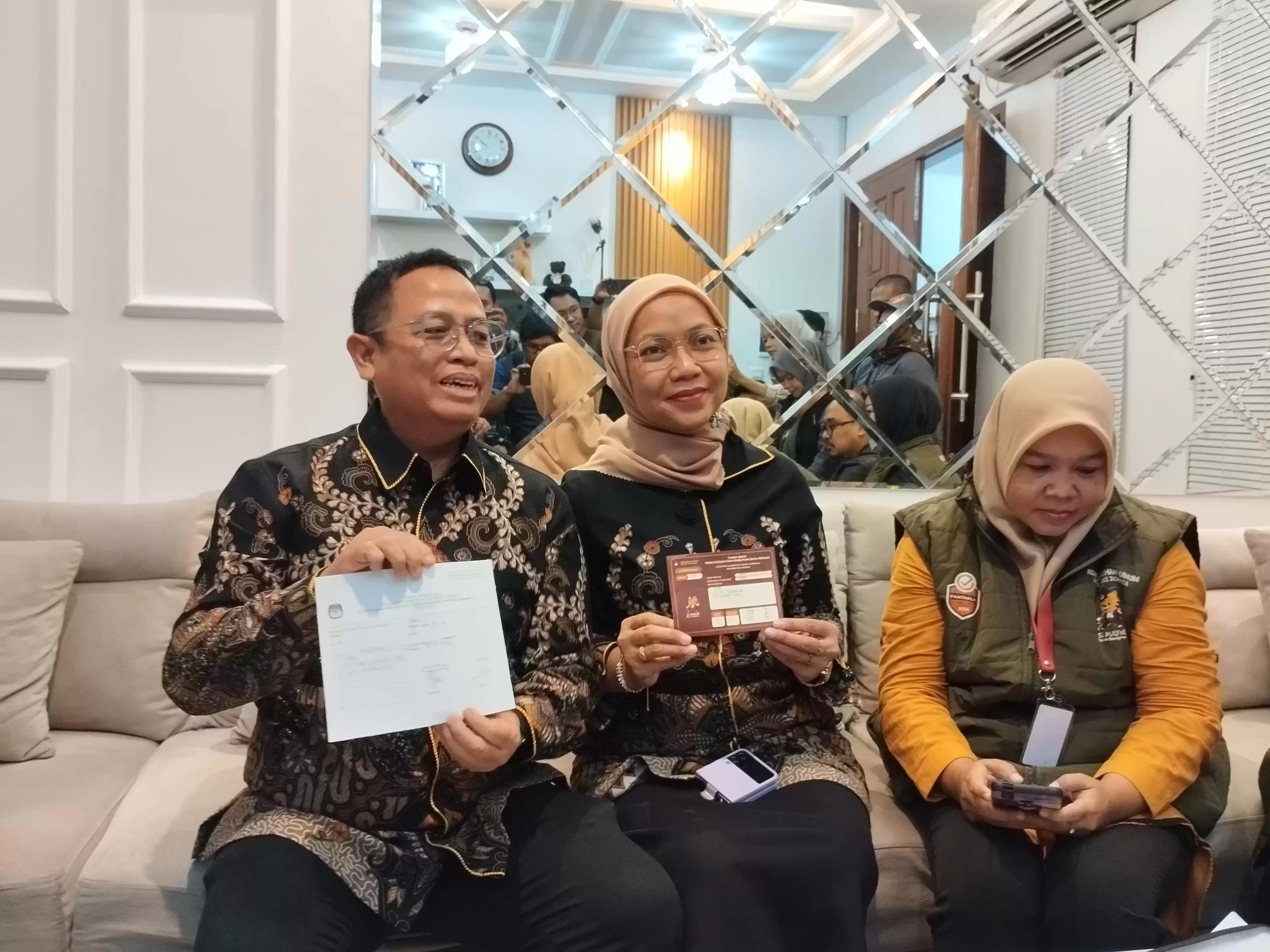 Anggota Bawaslu RI, Puadi bersama Istri saat kediamannya di coklit (Foto: MI/Dhanis)