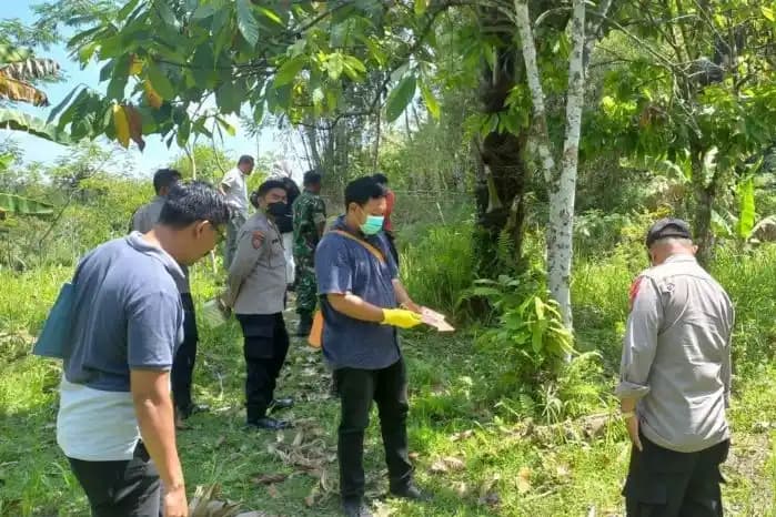 Anggota Polres Lombok Tengah saat melakukan indentifikasi di TKP