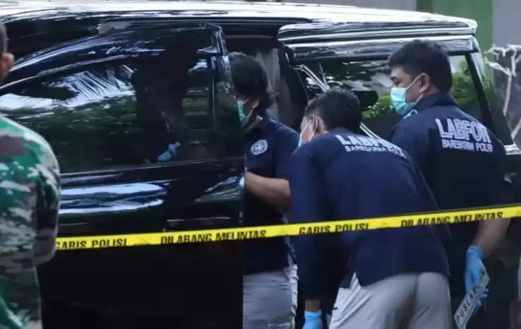 Anggota Polri saat melakukan olah TKP di Mampang Prapatan, Jakarta