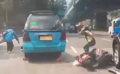 angkot tabrak ojol