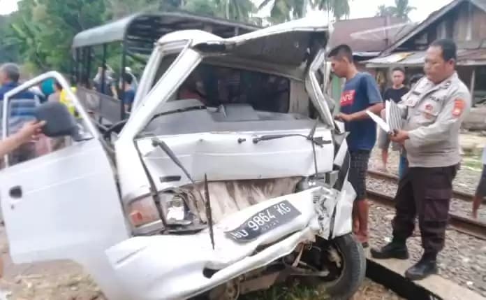 Angkutan pedesaan (angdes) yang tertabrak kereta api