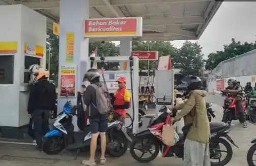 Antrian Panjang Pembeli di SPBU Shell