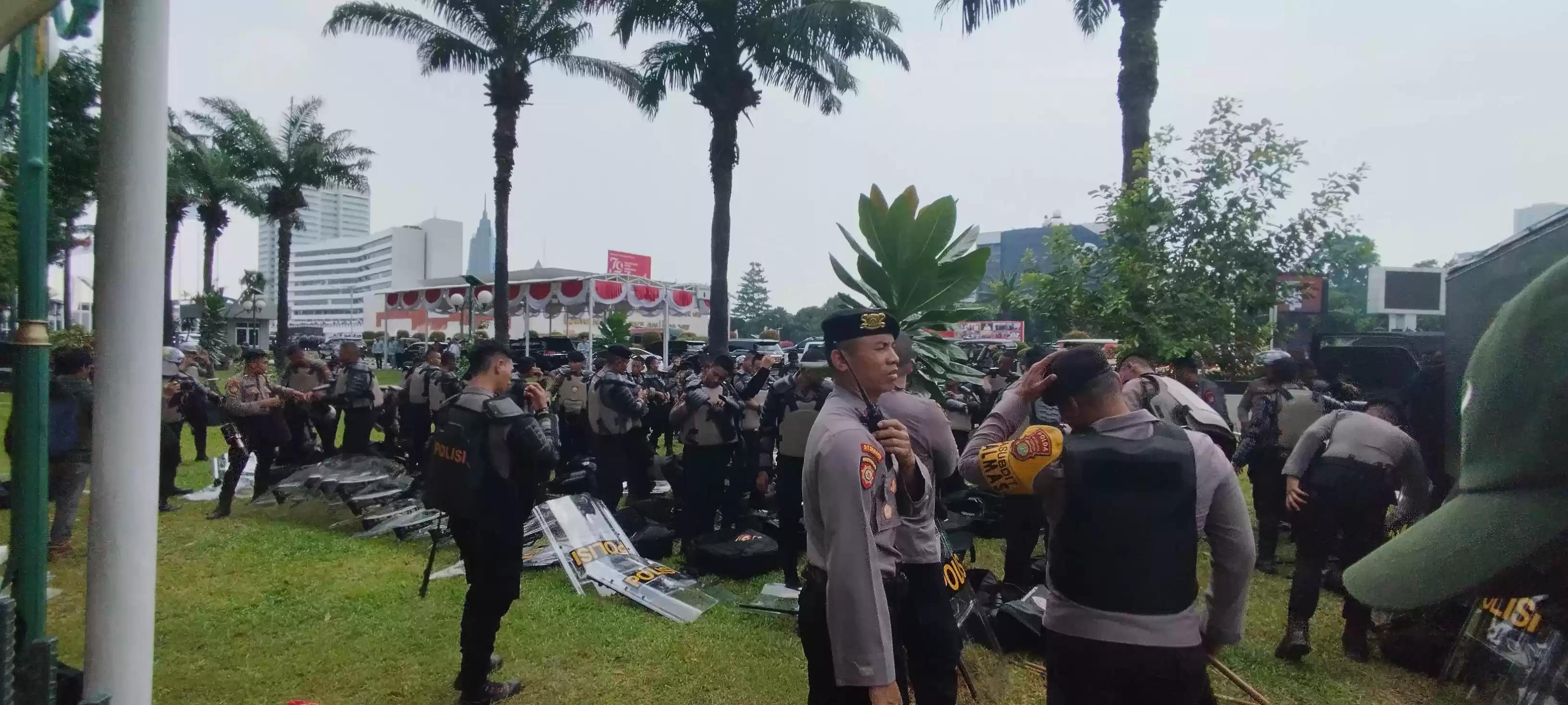 Aparat Kepolisian tengah bersiap-siap