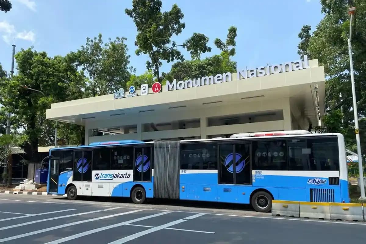 Armada Transjakarta di Halte Monumen Nasional