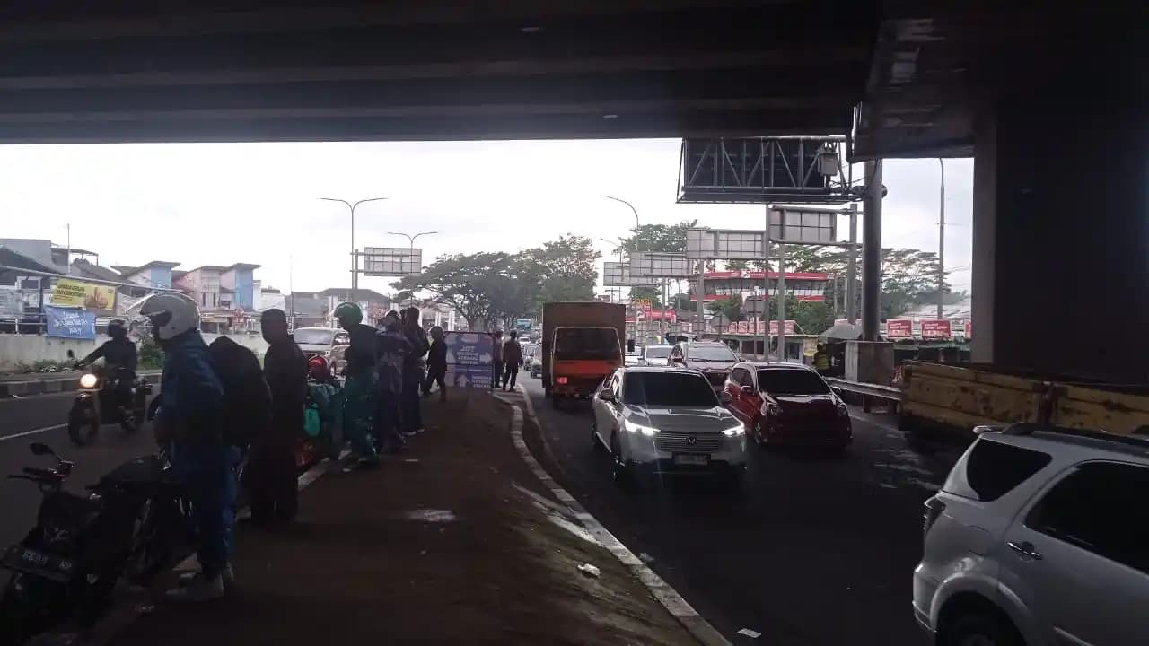 Arus Lalin dari Arah Garut Menuju Bandung Padat Merayap Sabtu Sore