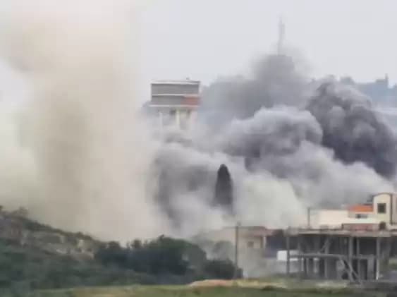 Asap membubung dari lokasi serangan udara oleh Israel di Desa Tayr Harfa, di selatan Lebanon, Sabtu, 26 April 2024. (Foto: Kawnat Haju/AFP)