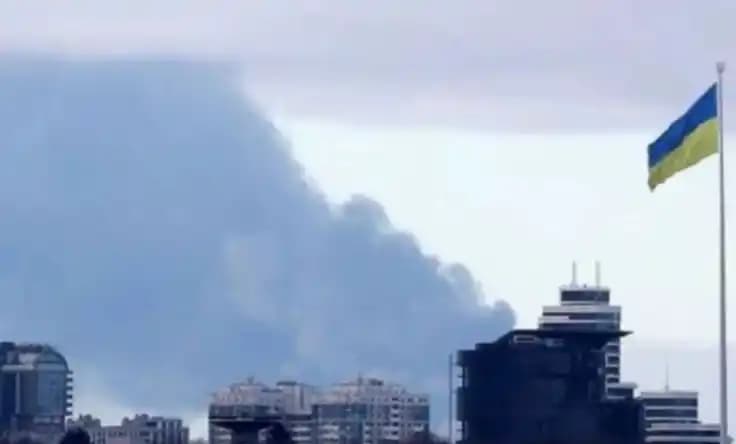 Asap membubung ke langit di Kiev, Ukraina