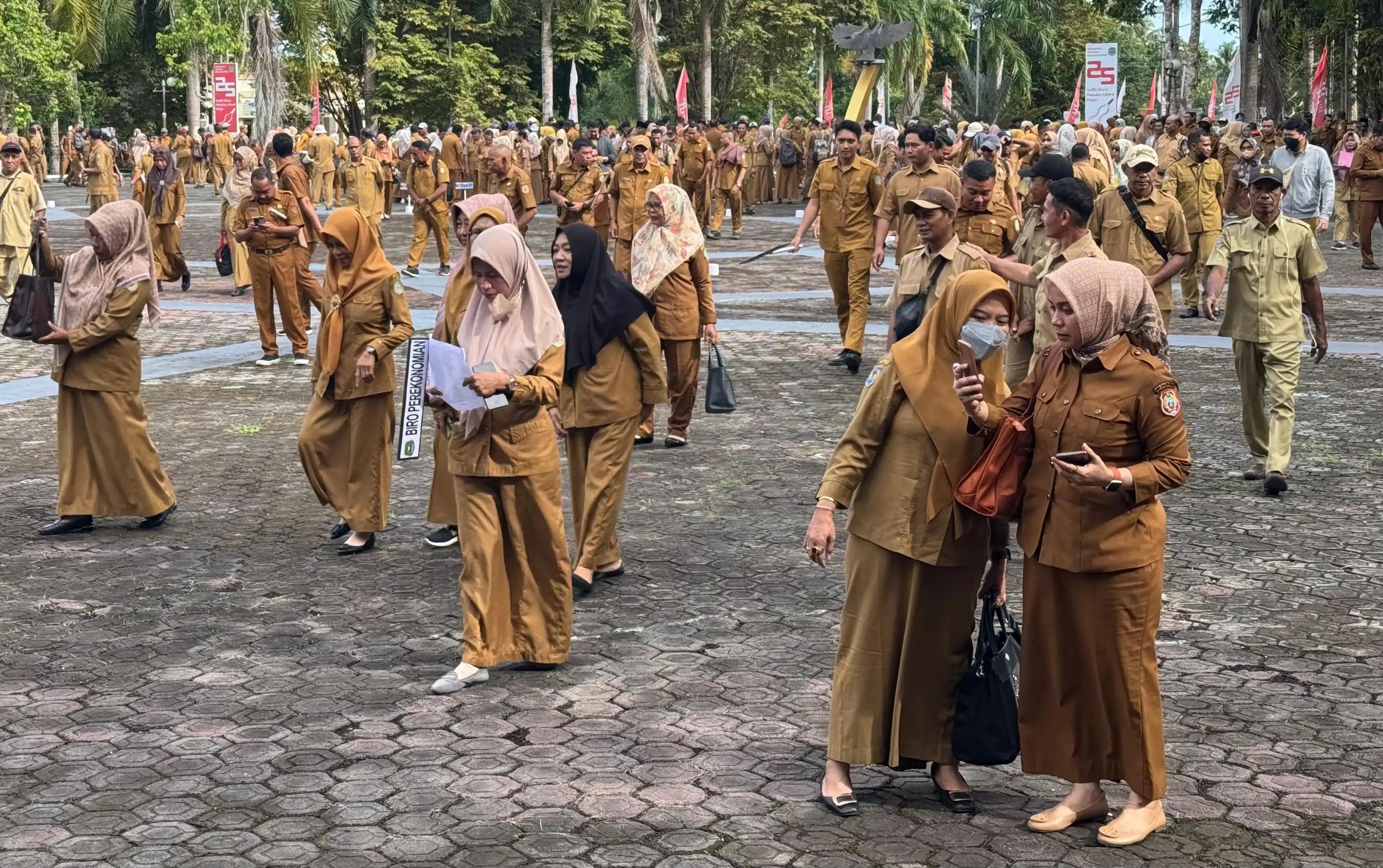 ASN Pemprov Malut usai mengikuti apel Senin di halaman Kantor Gubernur di Puncak Gosale, Sofifi