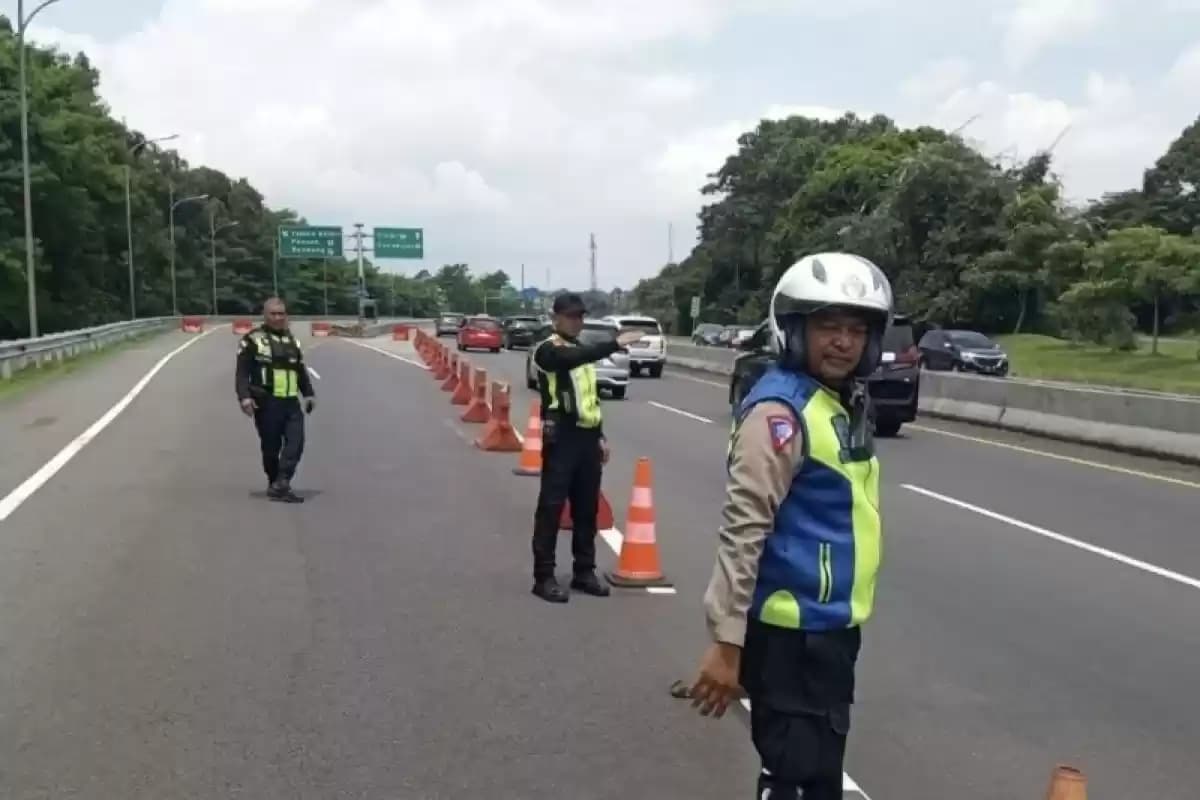 Atas diskresi Kepolisian, telah dilakukan penutupan sementara akses keluar Puncak di KM 46+400 Ruas Tol Jagorawi arah Puncak mulai pukul 12.05 WIB. (Foto: ANTARA/HO - Jasa Marga)