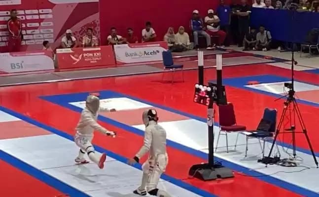 Atlet anggar Aceh Indra Agus Setiawan (kanan) saat melawan atlet anggar Jabar M. Iqbal Jaelani Al-Qusyaeri