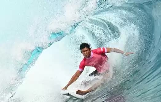 Atlet selancar ombak Rio Waida