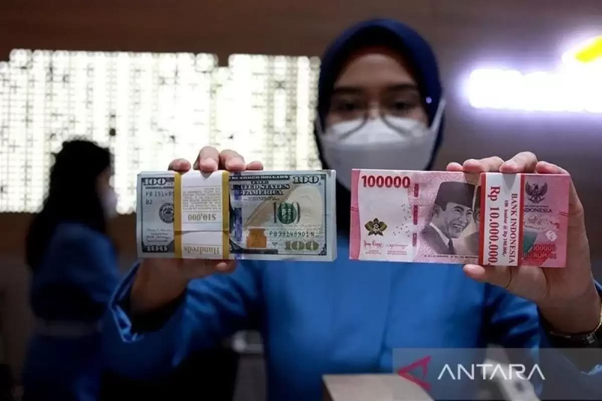 Neraca Perdagangan Indonesia Surplus, Kurs Rupiah Menurun Tipis