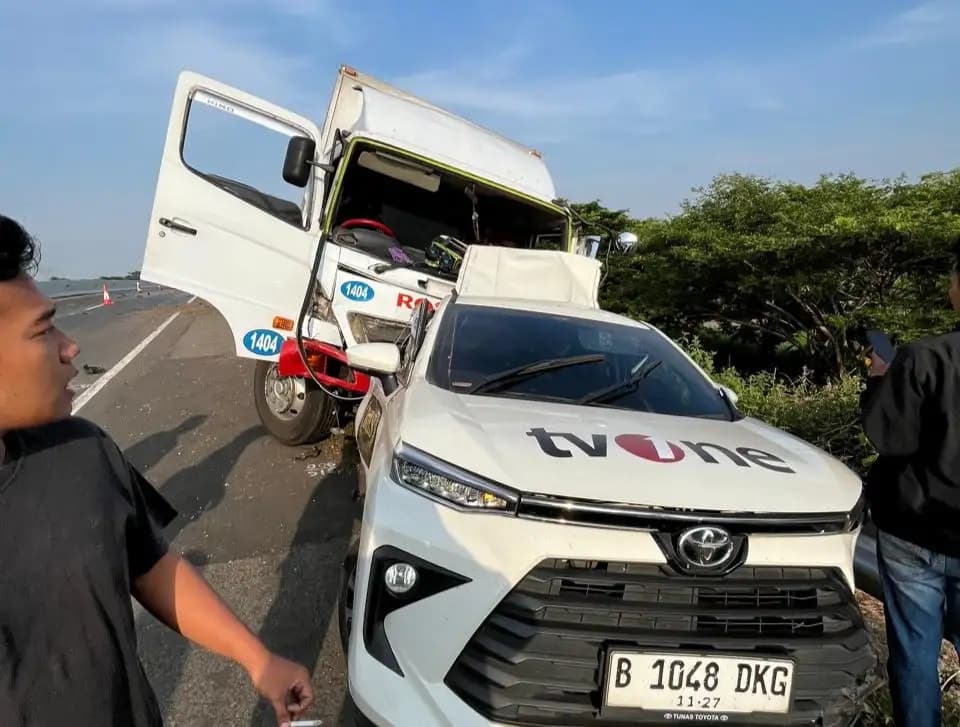 Tampak mobil Kru Wartawan TV One di tabrak truk