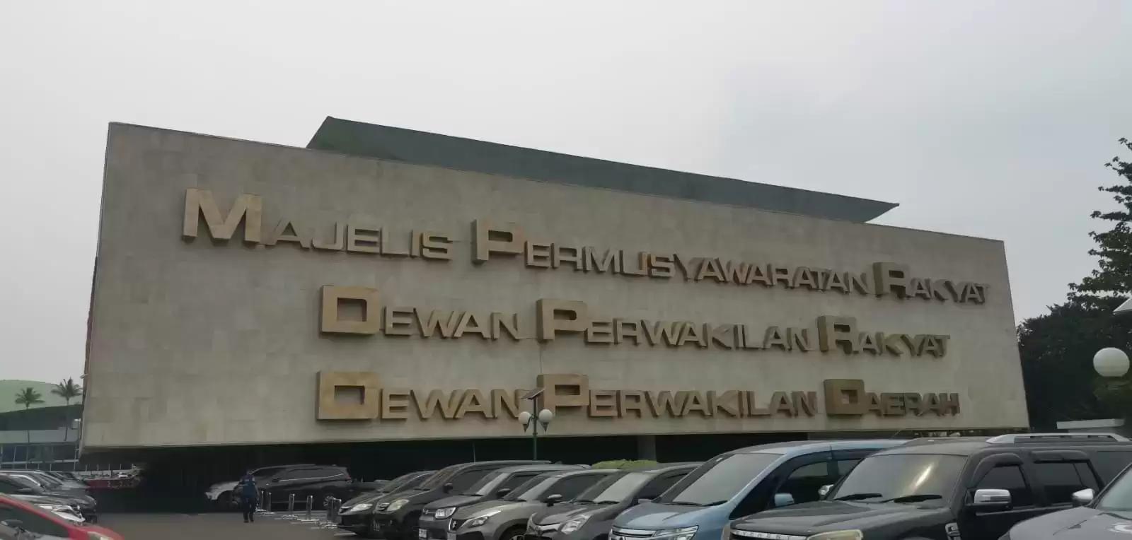 DPR Menyoal Aturan TNI-Polri Pegang Jabatan Sipil