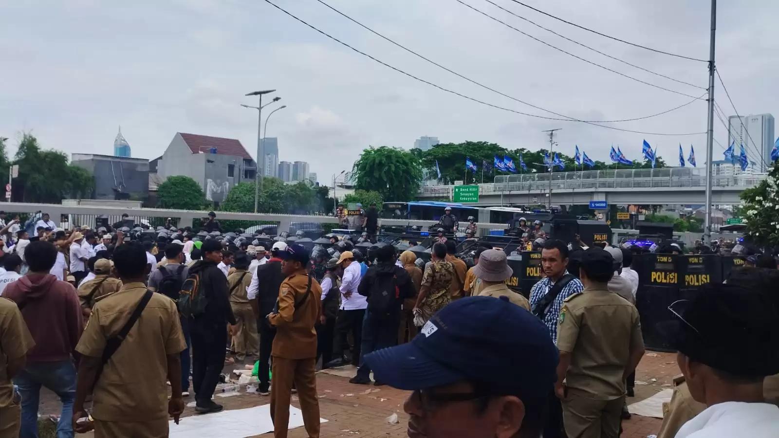 Demonstrasi yang dilakukan massa Asosiasi Pemerintah Desa Seluruh Indonesia (APDESI) ricuh (Foto: MI/Dhanis)